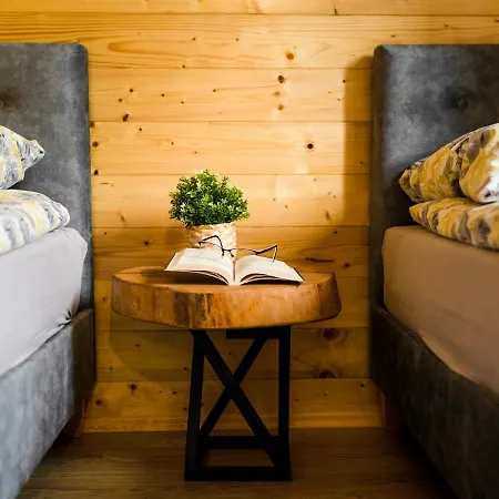 Pod Zielonym Wzgorzem 2 *